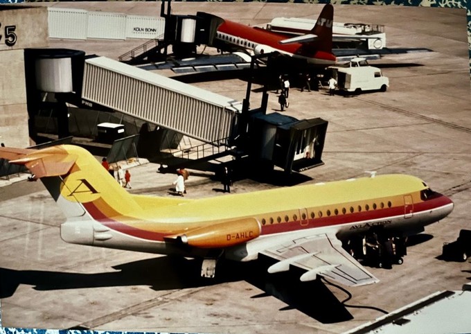 Großer Touristikbahnhof in Köln/Bonn Anfang der 1970er-Jahre mit der Hamburger Aviaction und ihrer Fokker F28 und der Düsseldorfer LTU mit der Caravelle.