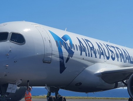 Ein Airbus A220 von Air Austral: Die Airline verkauft die drei Flugzeuge wieder.