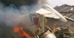 Bild der Unfallstelle: Flammen und Rauch steigen aus dem Wrack.