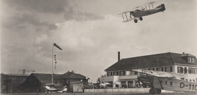 Die Aviatik beider Basel führt mit der eigenen Caudron C.59 CH-125 Rundflüge durch. Alle Rundflug-Passagiere erhalten eine Urkunde. Die Caudron C.59 ist am 23. August 1923 zur Flotte der «Aviatik beider Basel» gestossen. Noch ganz neu hingegen ist die Dornier Do B Merkur «Edelmarder» mit der Registration D-1102 (c/n 87). Sie ist 1928 an die Luft Hansa abgeliefert worden und wird 1935 als D-UDYF vom Reichsluftfahrtministerium übernommen.