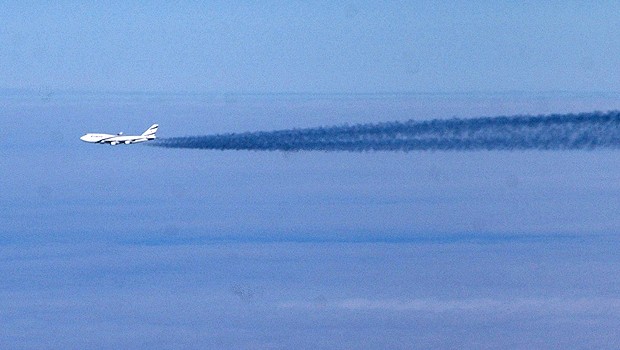 Wie viele Passagiere in einen Jumbo passen, variiert je nach Airline. In einer Konfiguration mit drei Klassen sind es etwa 415. Der Rekord waren in den 1990er-Jahren 1122 Menschen an Bord eines Jumbos von El Al, als das israelische Militär in der Operation Salomon ethiopische Juden nach Israel flog.