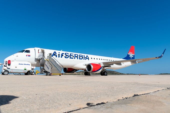 Die Maschine ist im Besitz der griechischen Marathon Airlines und fliegt seit Oktober 2023 für Air Serbia