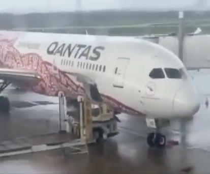 Treffen sich ein Dreamliner und ein Tornado...