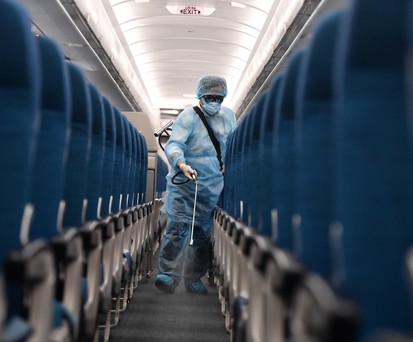Desinfektion bei Vietnam Airlines: Das Personal wird durch spezielle Anzüge geschützt.