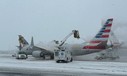 American-Airlines-Flugzeuge werden enteist: Ein Wintereinbruch für zu hunderten von Flugausfällen.