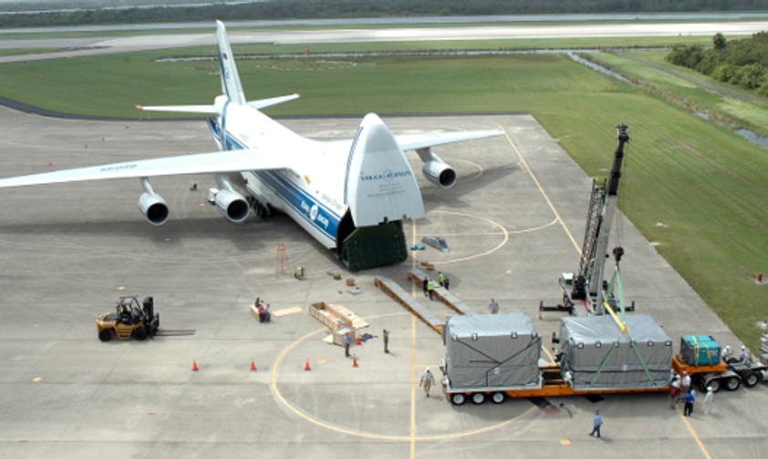 Die Antonov An-124 wurde von Chefdesigner Viktor Tolmachev entworfen.