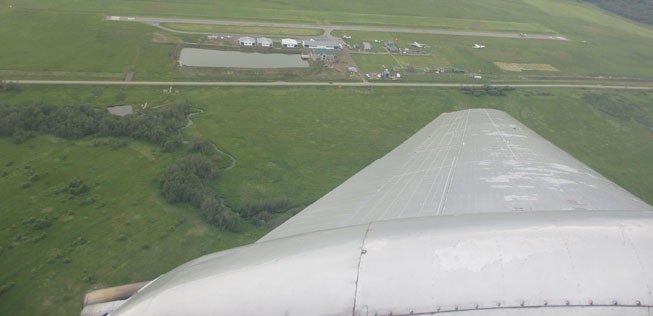 <div class="page" title="Page 10">
<div class="layoutArea">
<div class="column">

Bei einem low pass (tiefer Überflug) am Flugplatz nahmen die Piloten Geschwindigkeit auf, um kurz danach die Maschine in einer fast 90-Grad-Steilkurve hochzuziehen.

</div>
</div>
</div>