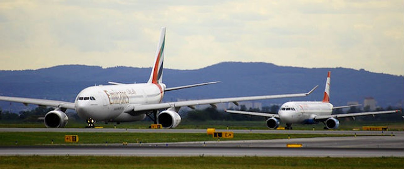 Flieger von Emirates und AUA: In Duabi sieht man die österreichische Airline künftig nicht mehr.