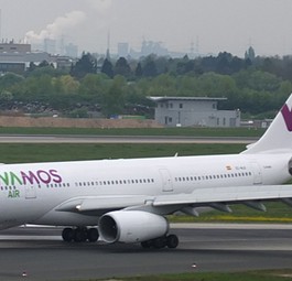 Airbus A330 von Wamos Air in Düsseldorf: Unterwegs für Air Berlin.