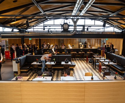 Markthallencharakter: Der zentrale Restaurantbereich der umgebauten Senator-Lounge von Swiss.