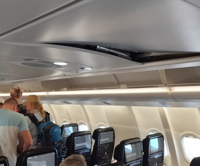 Die Innenverkleidung des Fliegers wurde bei den Turbulenzen beschädigt.
