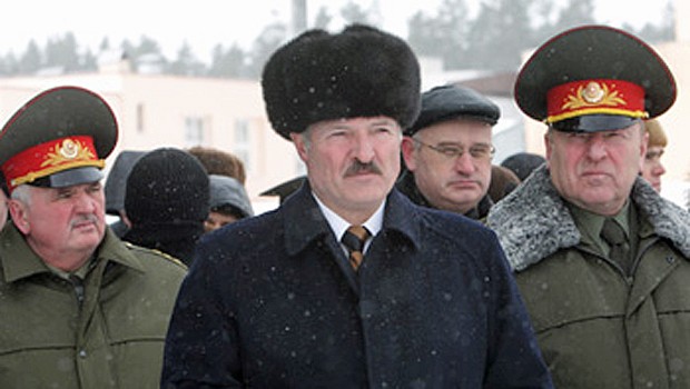 Alexander Lukaschenko besucht eine Armeeeinheit: Der Präsident will einen neuen Jet.