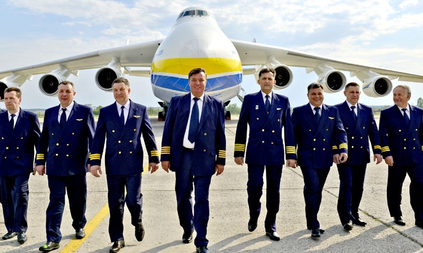 Antonov An-225 und Crew-Mitglieder, hier im Jahr 2018: Kapitäne Dmytro Antonov, in der Mitte, erhebt nun Vorwürfe.