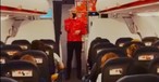 Weihnachtspulli und Weihnachtslied: Flugbegleiter Jonathan Jautard von Easyjet.