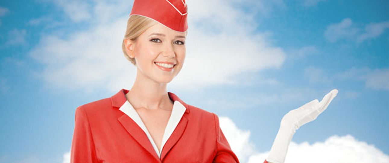 In Imagefilmen präsentieren sich Airlines gerne freundlich: In der Realität sieht es häufig anders aus - das sollte sich ändern, raten Verbraucherforscher.