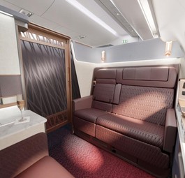 In der First Class bietet Japan Airlines sechs Suiten, die 211 Zentimeter lang sind. Die Anordnung ist 1-1-1.