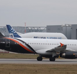 Airbus A320 von Titan Airways am Mittwoch in Finkenwerder: Die britische Chartergesellschaft befördert Airbus-Angestellte.