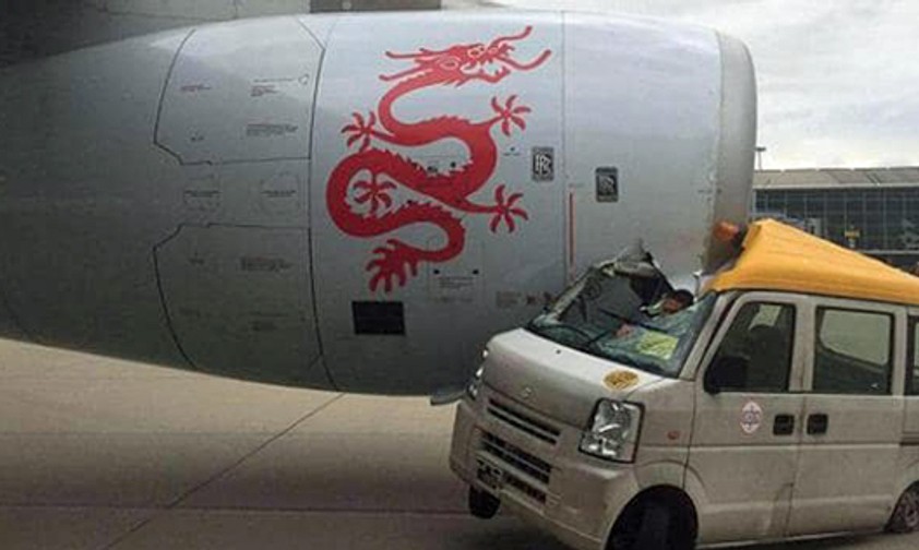 Fahrzeug bleibt in Triebwerk stecken