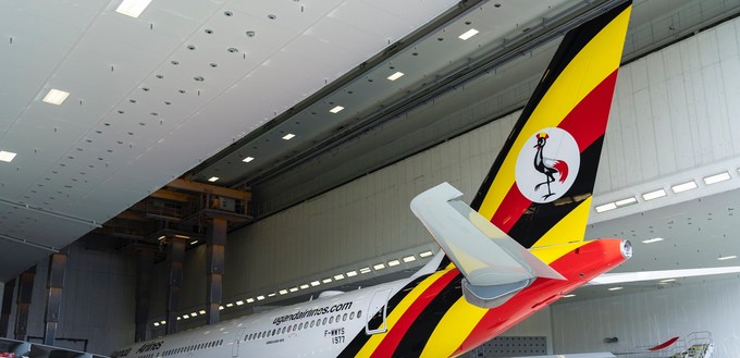 Auf dem Leitwerk des Airbus A330 Neo von Uganda Airlines prangen die Landesfarben...