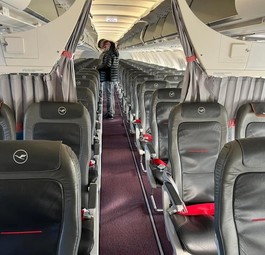 Rote Gurte, Trachten-Vorhanghalter: So sieht es im Airbus A319 von Lufthansa Cityline aus.