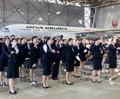 Mitarbeitende von Japan Airlines: Junge Angestellte bemängeln die Unternehmenskultur.