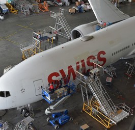 Beklebung der Boeing 777-300 ER von Swiss mit der Aero-Shark-Folie: Insgesamt ...