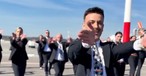 Tanzende Easyjet-Angestellte in Basel: Freude herrscht.