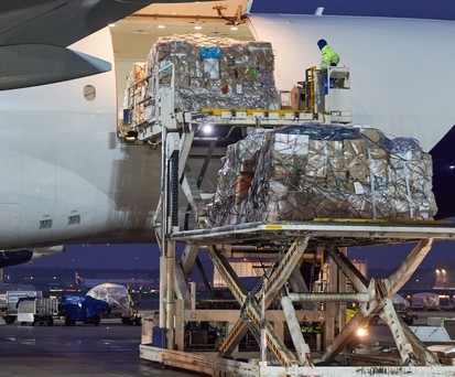 Beladung eines Lufthansa-Jets: Die großen Mengen werden an nicht-europäischen Airports umgeschlagen.