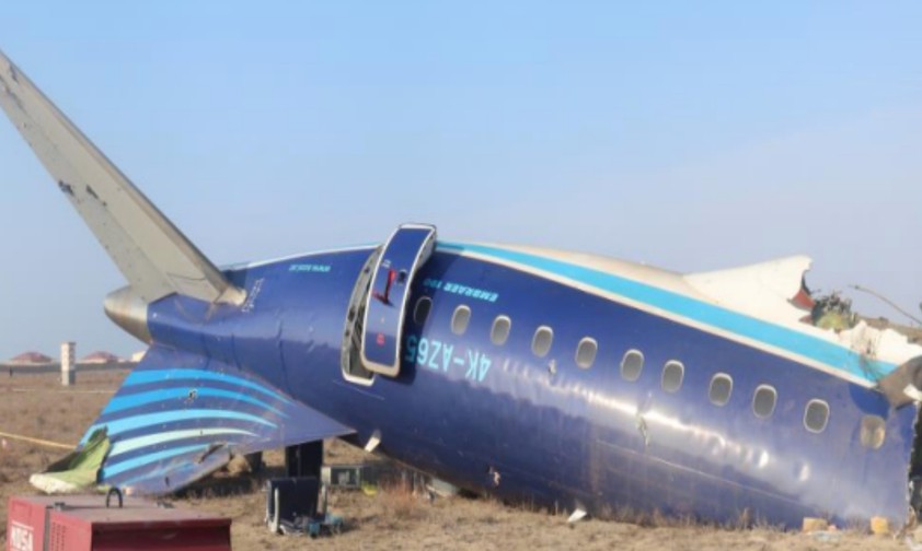 Das Heck der abgestürzten Embraer E190.