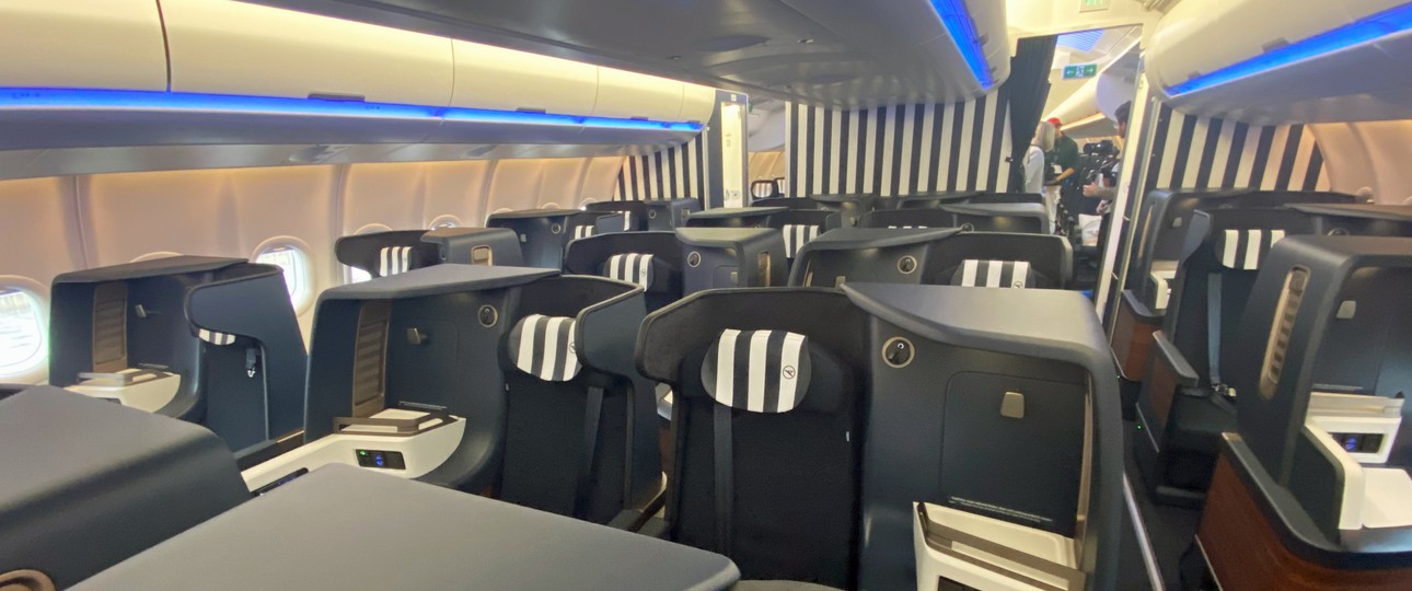 Die neue Business Class von Condor: Ein sehr dunkles Blau wirkt edel. <em>(Klicken Sie ins Bild und schauen Sie sich die Bildergalerie im Großformat an)</em>