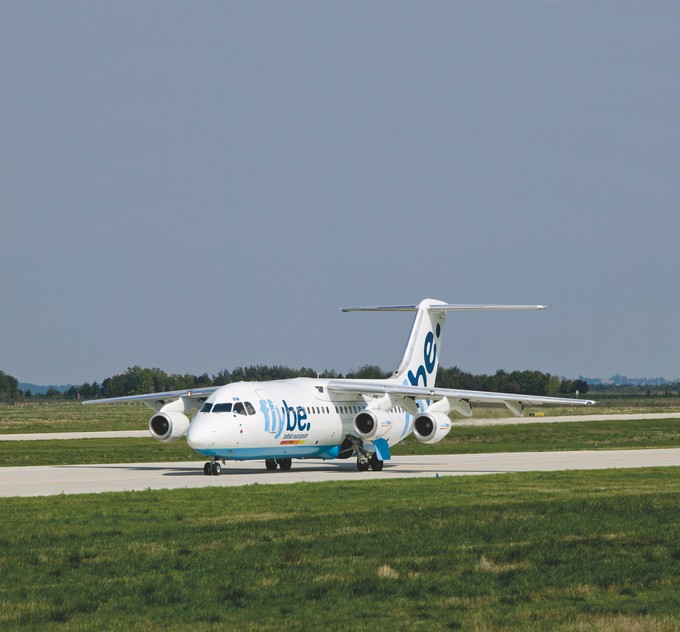 Das Kennzeichen G-JEAM der Flybe lässt auch nach dem Namenswechsel erkennen, dass die BAE 146-200 von Jersey European Airways im englischen Register angemeldet wurde. Sie stammt ursprünglich aus Beständen der Thai Airways