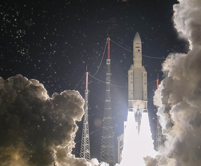 Start der Ariane 5 in Kourou: Start der europäischen Rakete für Boeing 777 von Air France sichtbar.