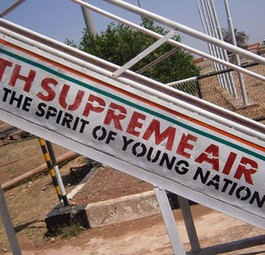 Treppe am Flughafen Juba: Bei South Supreme Airlines steigt niemand mehr ein.