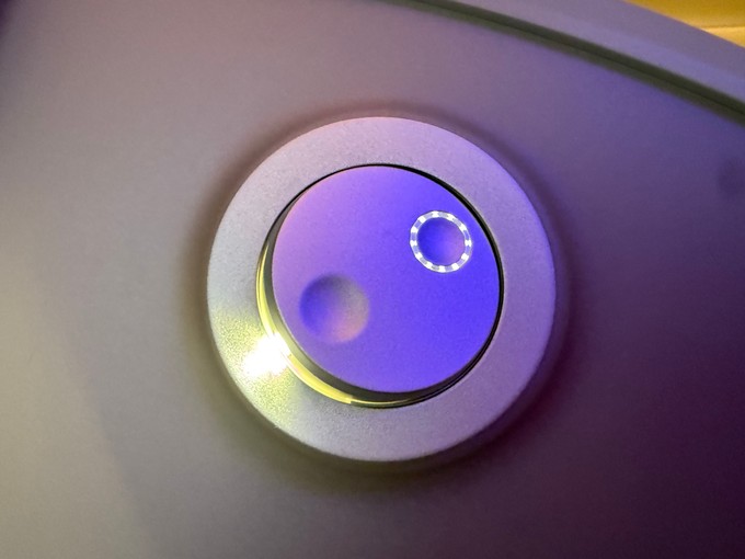 Die kleine Leselampe neben dem Sitz.