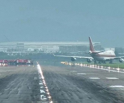 Boeing 747 von Kalitta Air in Ningbo: Der Flieger blockierte die Landebahn.