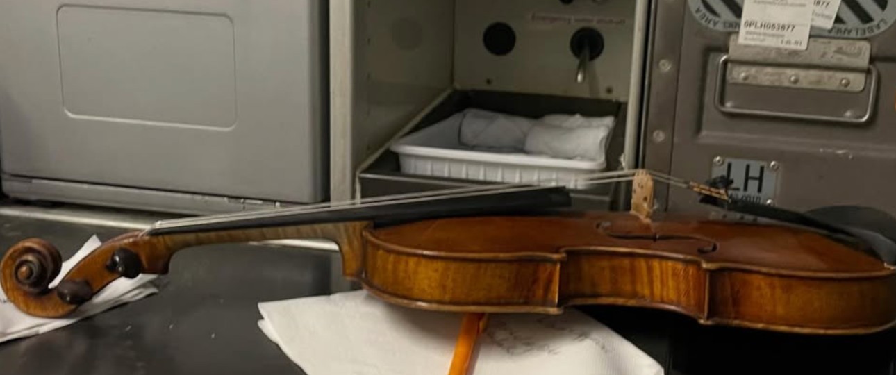 Violine im Flugzeug. So wird sie eigentlich nicht transportiert.
