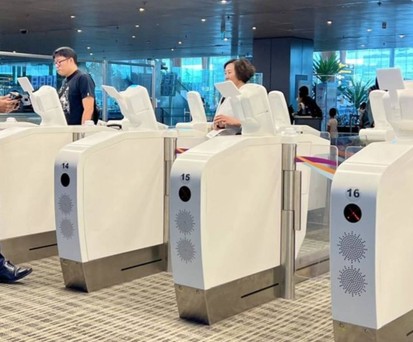E-Gate-Einwanderungskontrollen am Flughafen Changi: Die digitale Einreise ist seit 2022 möglich.