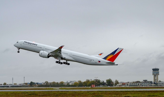Airbus-A350-Betreiber Philippine Airlines hat eine Absichtserklärung über neun weitere Airbus A350-1000 unterzeichnet. Nach Abschluss des Vertrags würde sich der Auftragsbestand der Fluggesellschaft auf insgesamt 18 Exemplare verdoppeln. Die ersten beiden A350-1000 wurden bereits in diesem Jahr ausgeliefert.D