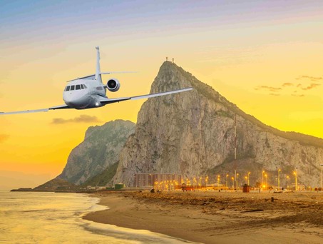 Businessjet vor dem Felsen von Gibraltar: Das britische Territorium baut ein eigenes Flugzeugregister auf.