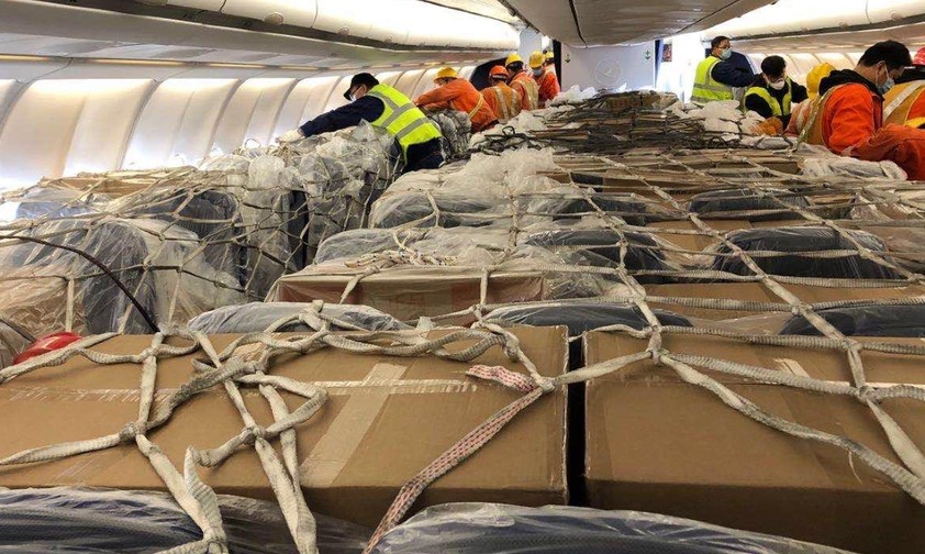 Die Kabine eines Airbus A330 von Lufthansa: Hier wird sie in Shanghai mit Fracht beladen. Die Sitze haben ...