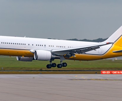 Die Boeing 767 bei der Landung in Hamburg: Trug einst Wappen und Schriftzug.