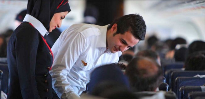 Flugbegleiter von Ata Airlines: Die Fluggesellschaft bestellt bei Embraer.