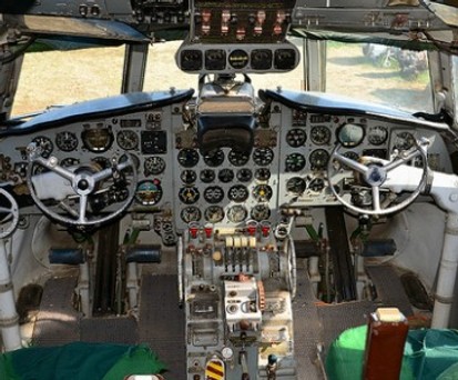 Wissen Sie, welches Flugzeug zu diesem Cockpit gehört? Ein kleiner Tipp: Es hatte seinen Jungfernflug 1957