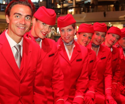 Kabinencrew von Austrian Airlines: Charakteristisches Rot. 