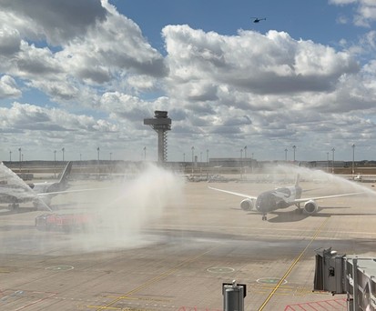Präziosionsarbeit: Die beiden Flieger der Jubiläumsflüge LH2026 und LH1926 rollen in Berlin ans Gate - synchron.