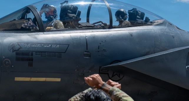 Kampfpilot und Waffenofizier einer McDonnel Douglas F-15 Strike Eagle