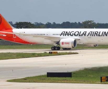 Die erste Boeing 787-9 von TAAG: Bei der Ankunft in Luanda ...