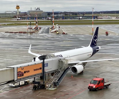 Lufthansa-Jet am Flughafen Hamburg (Archivbild): Der Airport hat viele Routen zu Lufthansa-Group-Drehkreuzen.