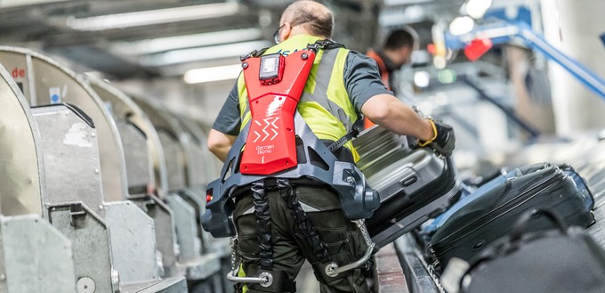 Flughafen Stuttgart: Das Exoskelett entlastet den Rücken.