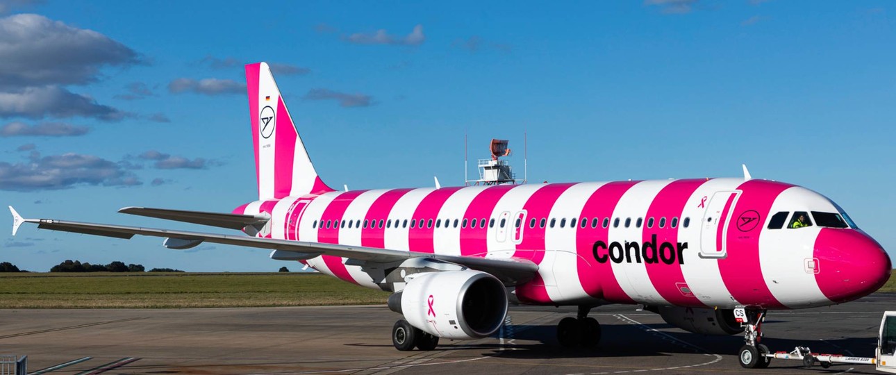 Die Pink Lady: Condor weist mit dem Airbus A320 auf den Brustkrebsmonat Oktober hin.